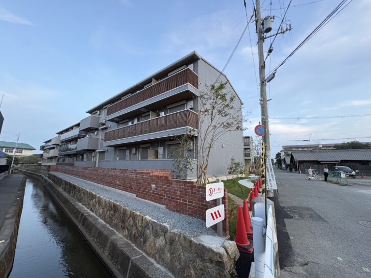 ニッケ社宅跡地 集合住宅ガーデンコート加古川 東側、水路沿いから見た外観