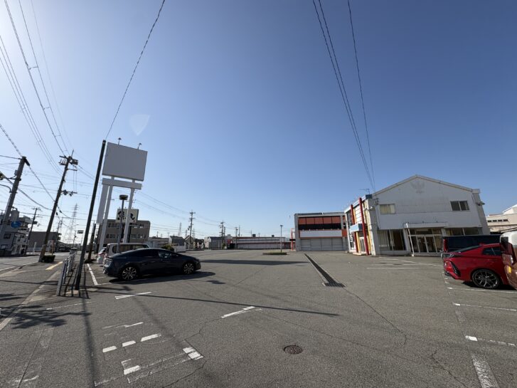 加古川市別府町 オートバックスべふ店跡 駐車場とサインポール