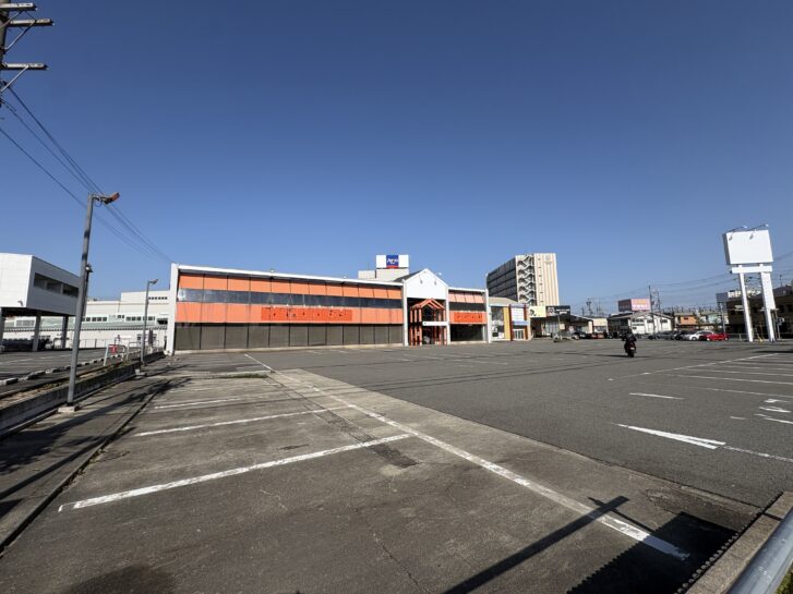 加古川市別府町 オートバックスべふ店跡 店舗外観と駐車場