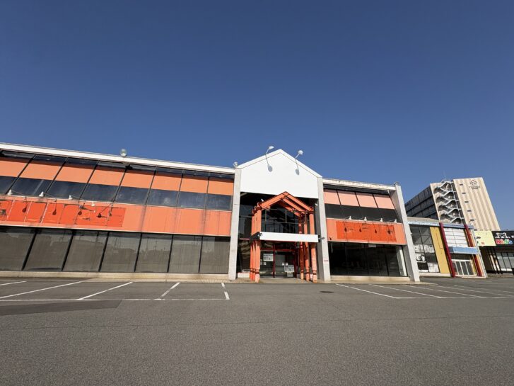 加古川市別府町 オートバックスべふ店跡 店舗入口付近