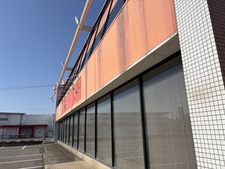 加古川市別府町 オートバックスべふ店跡 色あせた看板部分