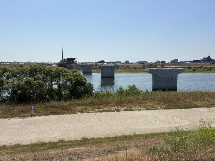 加古川市 鹿児之橋（かこのはし） 西側対岸から見た橋桁の様子