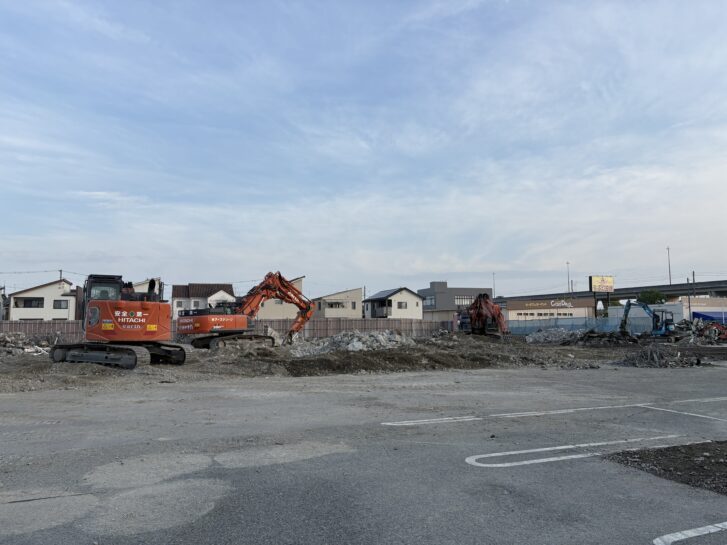 建替え閉店する加古川市尾上町安田スーパーマーケット「マックスバリュ安田店」工事用の重機