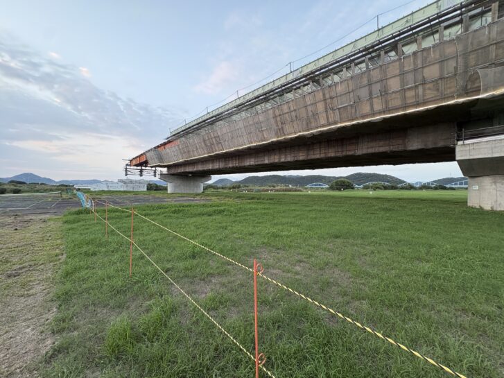加古川市 鹿児之橋（かこのはし） 河川敷中央から見た橋桁の様子