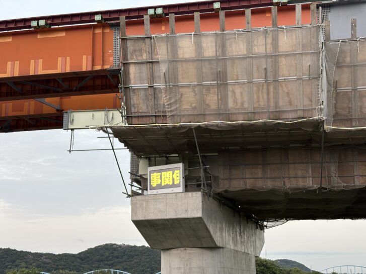 加古川市 鹿児之橋（かこのはし） 橋脚に設置されたサイネージ（工事関係者以外立入禁止）