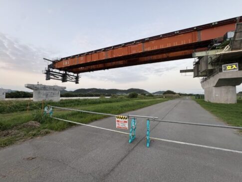 加古川市 鹿児之橋（かこのはし） 河川沿い道路から見た橋桁の様子