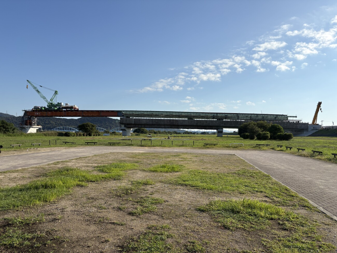 加古川市 鹿児之橋(かこのはし) 橋桁とレール式クレーンの全景