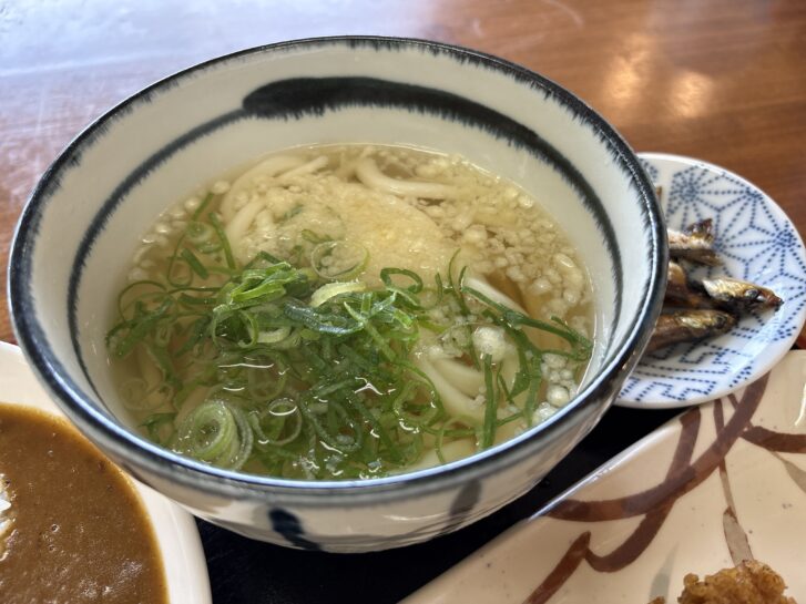 加古郡稲美町国岡 セルフ讃岐うどんの店「自家製麺セルフうどんむぎわら」さん かけうどん