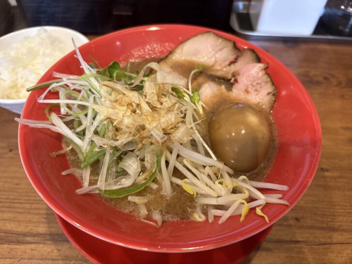 「豚骨武将 優」の「魚介豚骨」ラーメン