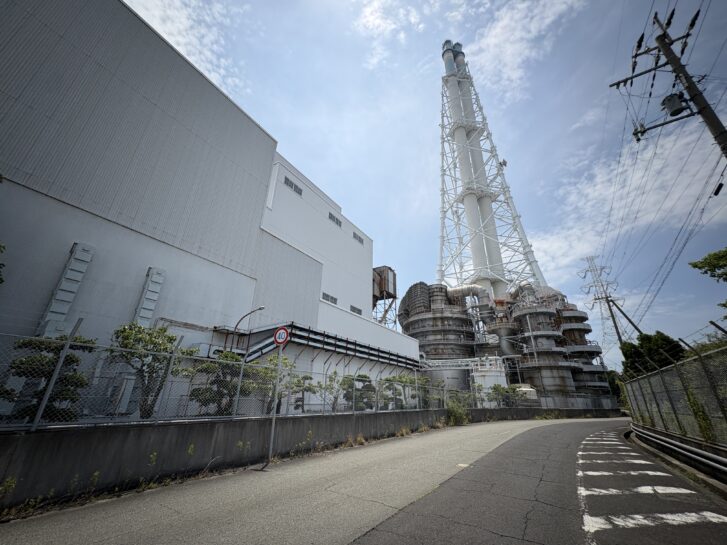 高砂火力発電所 発電設備近影（正面入口から）