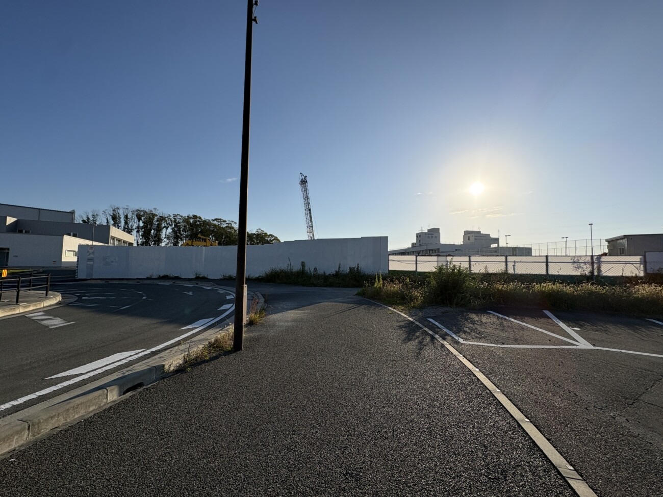 順心リハビリテーション病院の新築工事現場 白い仮囲いの奥にクレーンが見える(2026年10月18日)