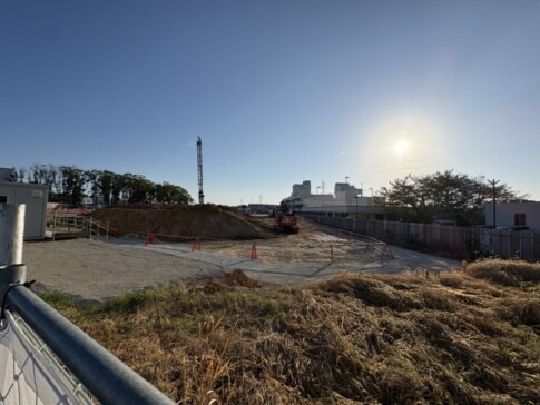 順心リハビリテーション病院の新築工事現場で整地を行う重機と盛り土