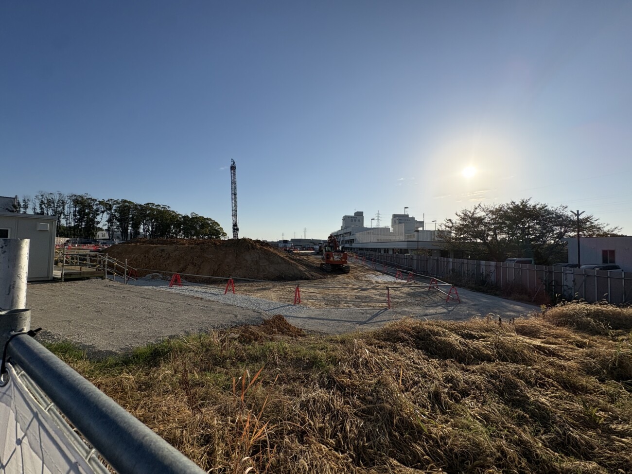 順心リハビリテーション病院の新築工事現場で整地を行う重機と盛り土