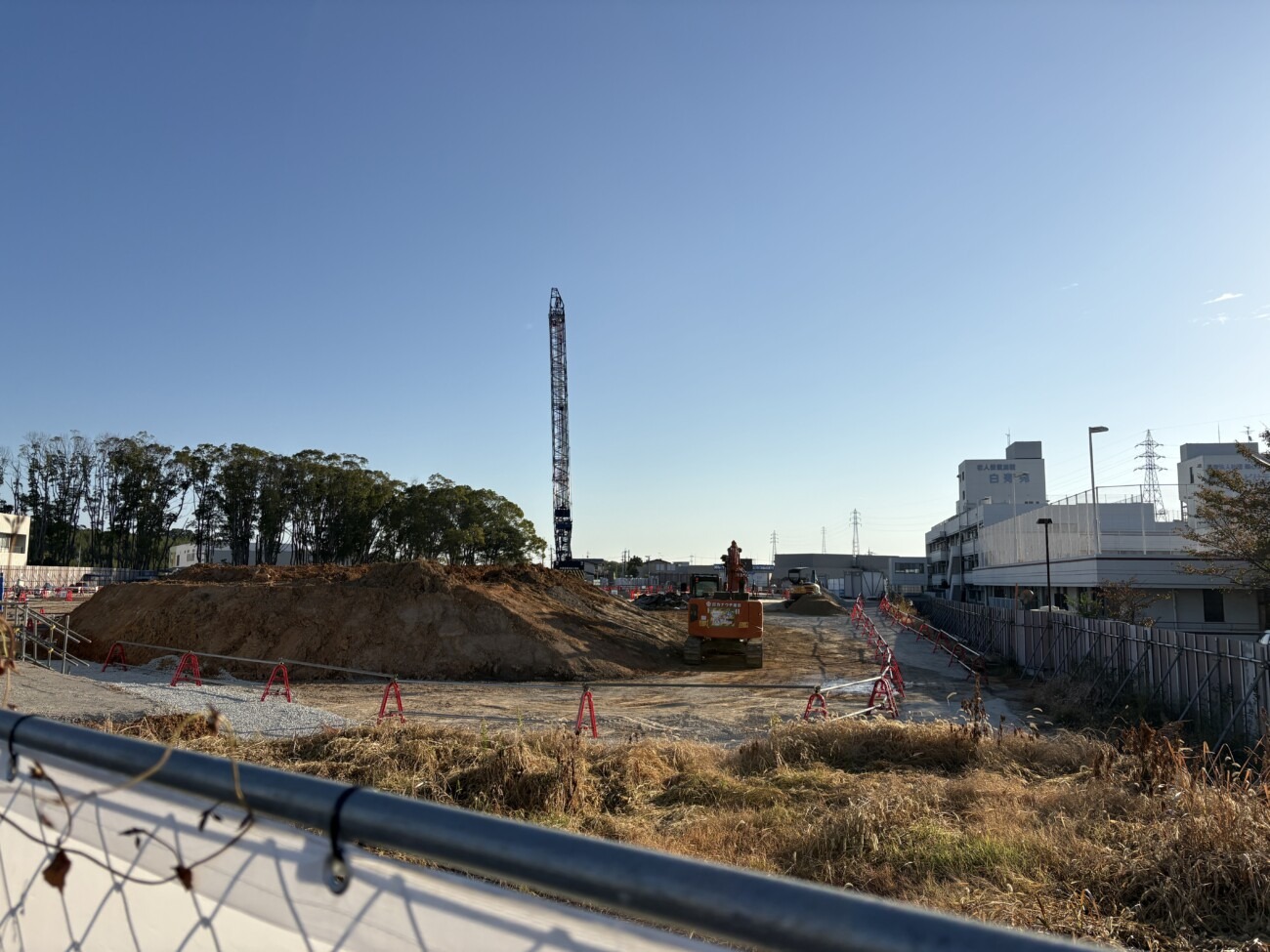 順心リハビリテーション病院の新築工事現場 積み上げられた土と重機