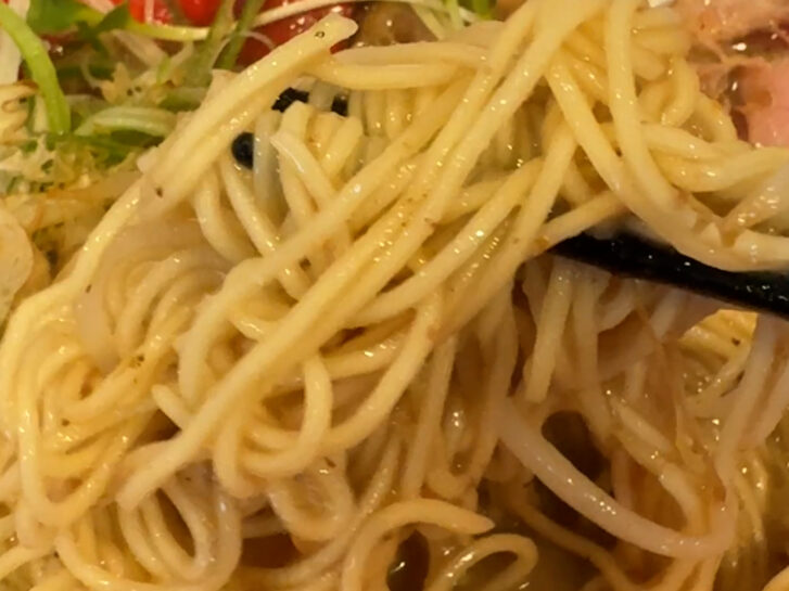 高砂市ラーメン店 豚骨武将 優　ストレート細麺