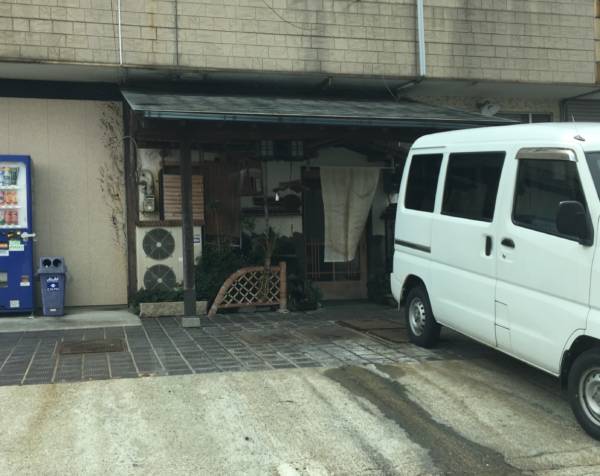 隣接のお寿司屋さんの暖簾