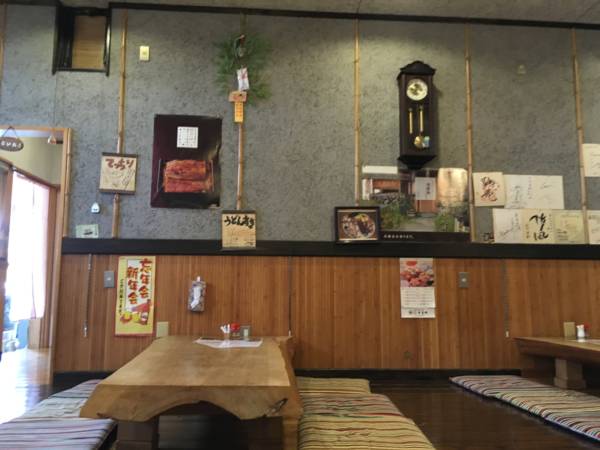 店内の立派な一枚板テーブル