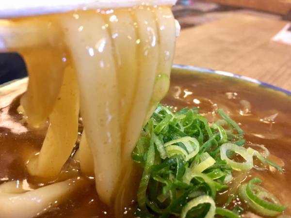 カレーうどんをすする様子