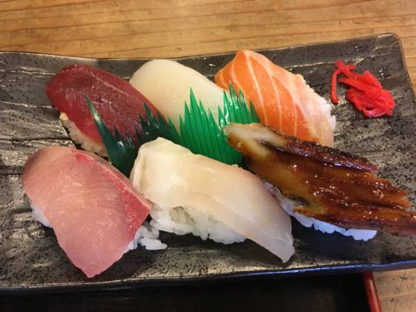「讃岐麺うをきち」ランチ にぎり寿司セットのお寿司6カン