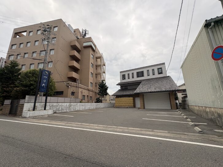 つりた 高砂町浜田町 新店舗外観と駐車場