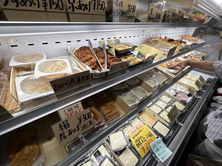 豆心亭 本店 ショーケースにならぶ豆腐、惣菜