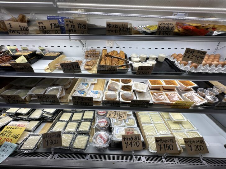 豆心亭 本店 ショーケースにならぶ豆腐