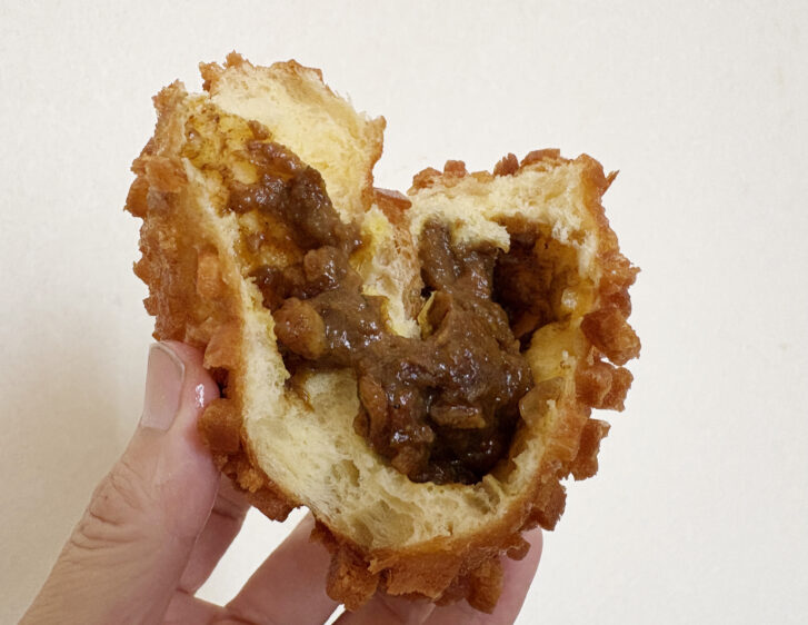 ベッカライ・シュン カレーパンの断面、中のカレー