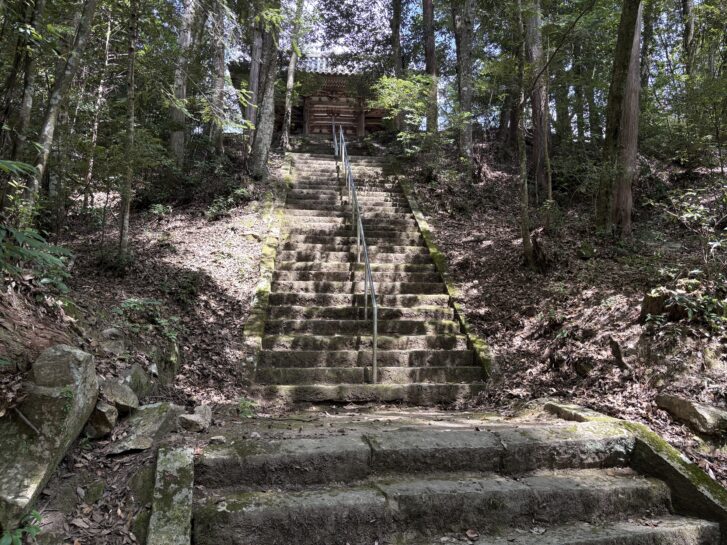 国宝朝光寺への参道石段