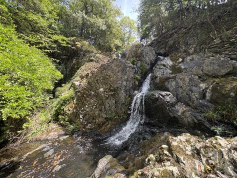 つくばねの滝 岩肌を流れ落ちる滝