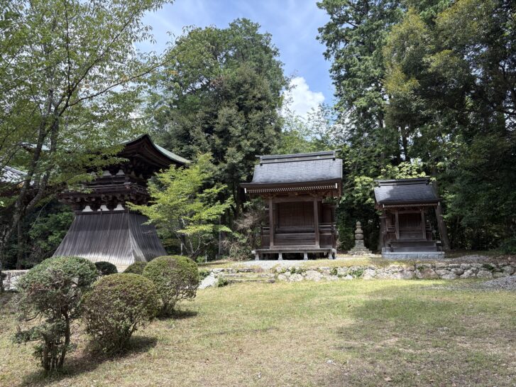 朝光寺 鐘楼と境内社