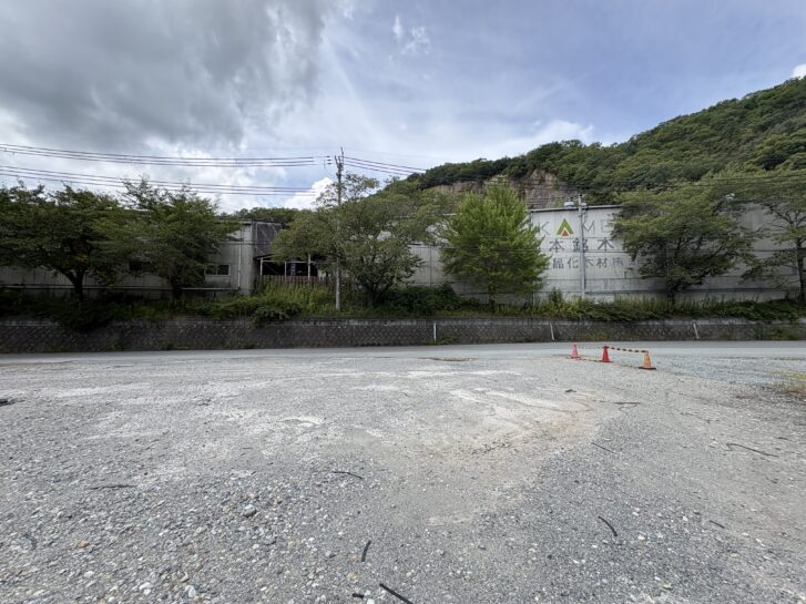 大川瀬大滝そばの岡本銘木店三田工場前の広場
