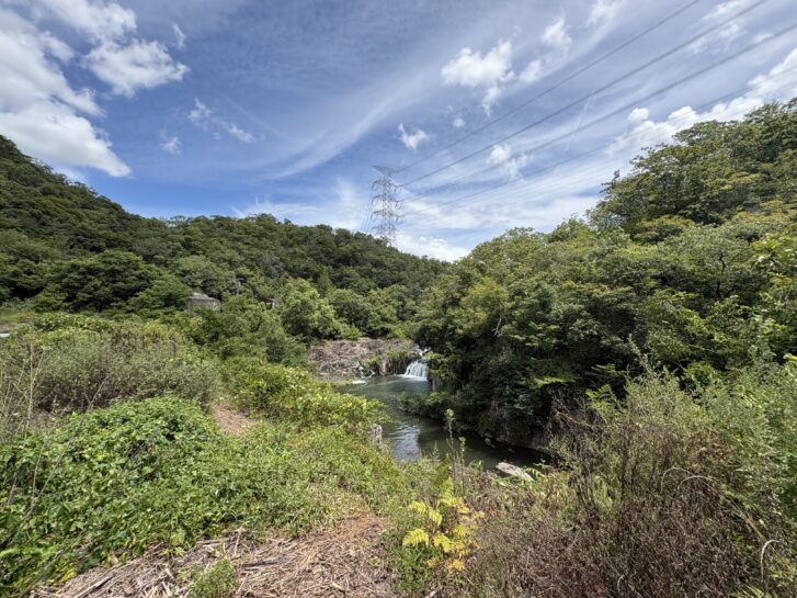 広場から見た大川瀬大滝の遠景