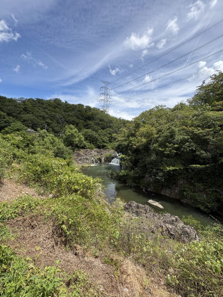 大川瀬大滝そばの川への降り口