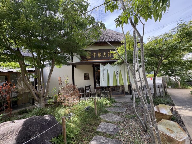 中島大祥堂 丹波本店 茅葺屋根の店舗入り口