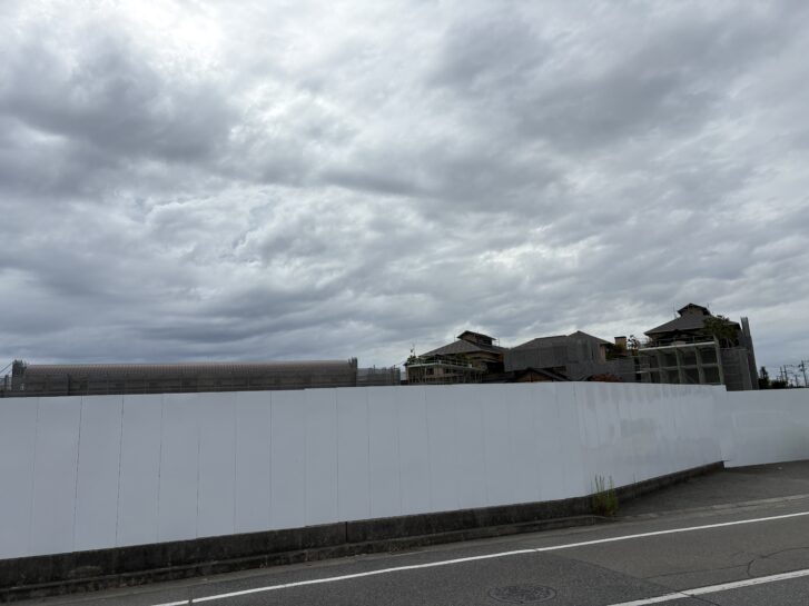 あかねの湯 加古川店 工事用シートで覆われた建物