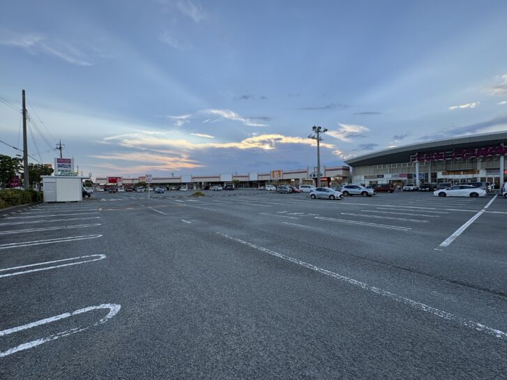 加古川市東神吉町出河原 イオンタウン加古川 駐車場と外観