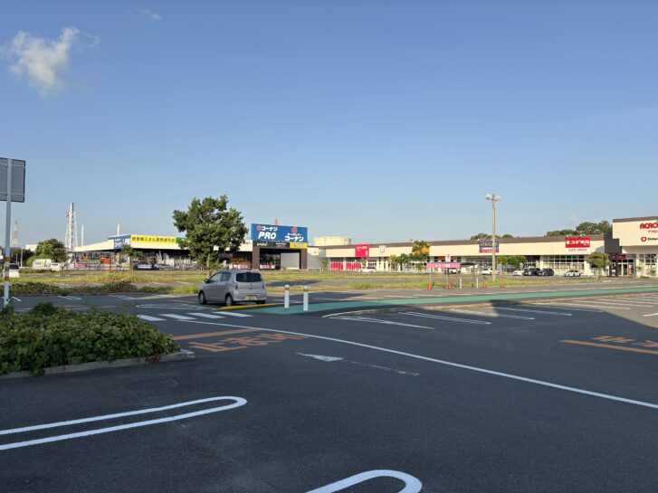 アクロスプラザ高砂 駐車場側から見た全景