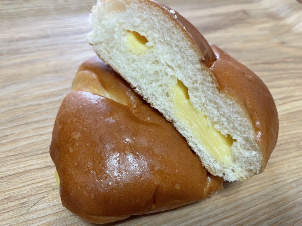 高砂食品 クリームパンの断面アップ