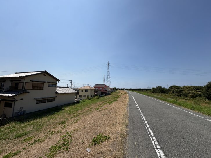 加古川市加古川町友沢 土手沿いの街並みと送電線