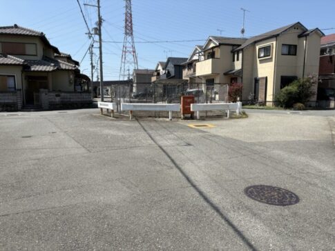 加古川市加古川町友沢 住宅街の交差点にある謎の空き地
