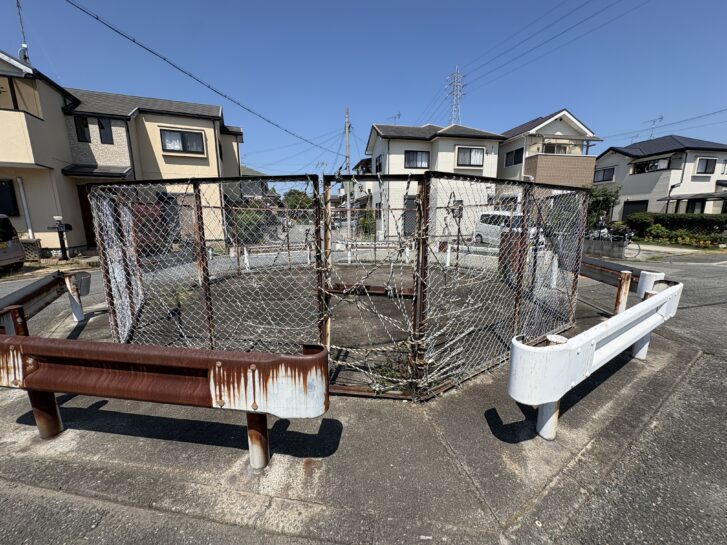 加古川市加古川町友沢 フェンスで囲まれた交差点中央の空き地