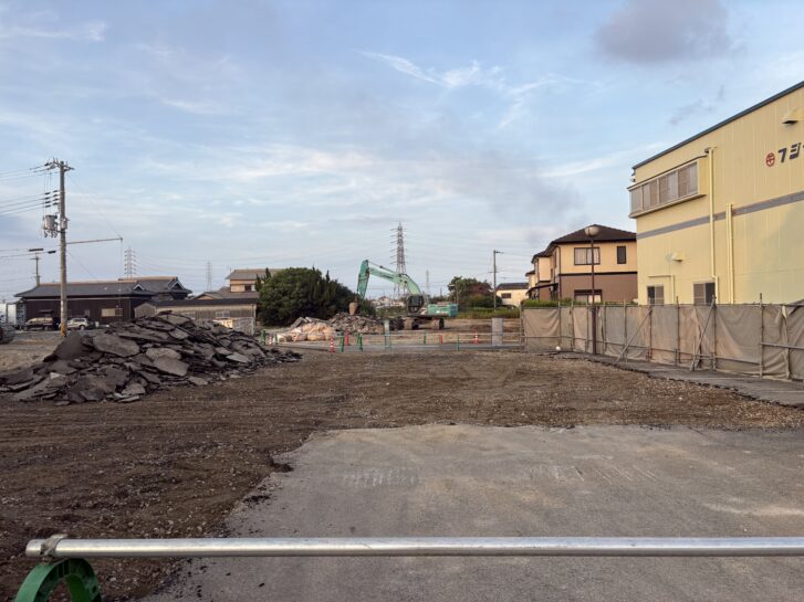 「すたみな太郎 加古川店」店舗奥の駐車場、解体資材が積まれ整地が進む様子