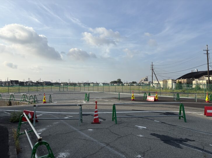 加古川市有地 旧公設地方卸売市場跡地 入口付近、フェンスとバリケードで囲われた様子