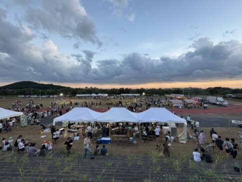 水と緑の両荘まつり2026 土手からの会場全景