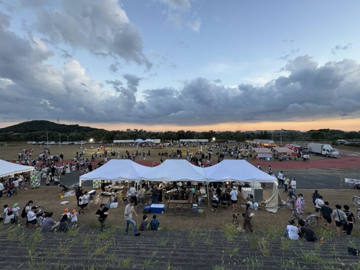 水と緑の両荘まつり2026 土手からの会場全景