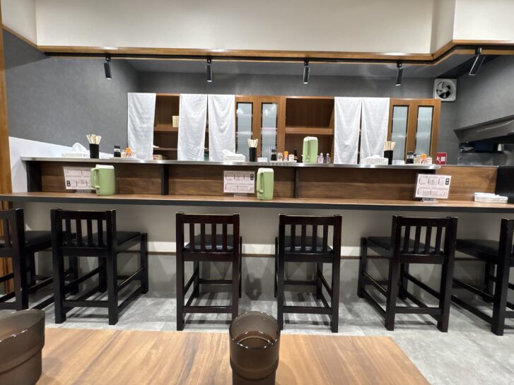 中華料理 ラーメン芳蘭 店内カウンター席