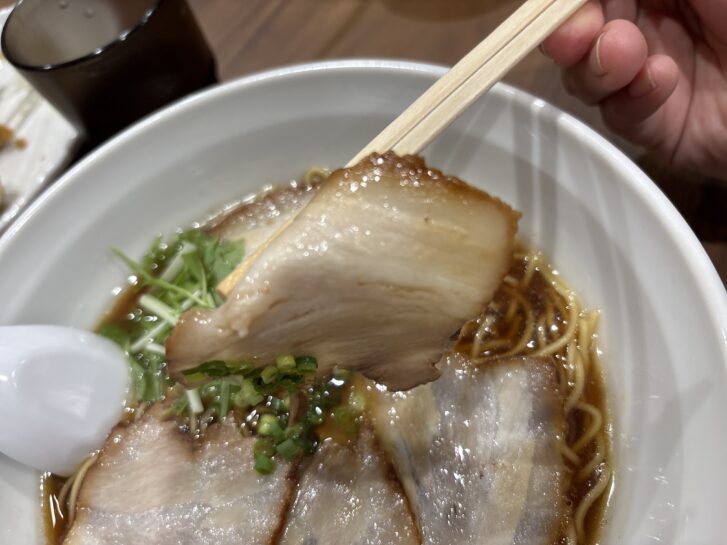 中華料理 ラーメン芳蘭 レアでトロリとしたチャーシュー