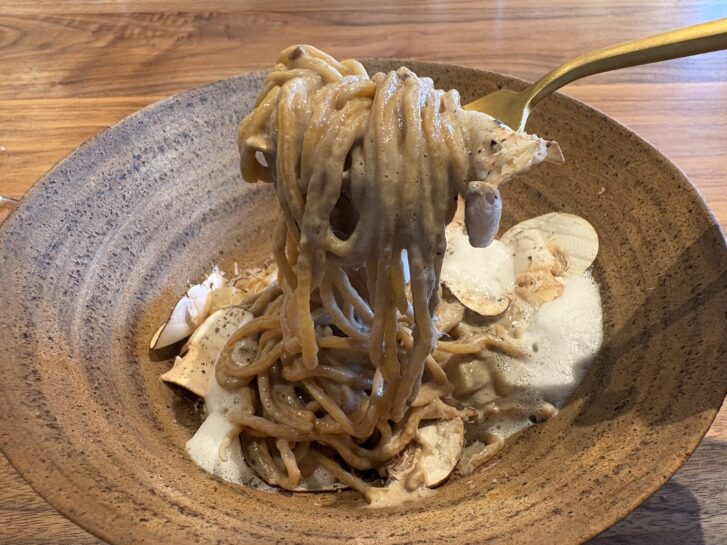 poroni 加古川小麦の自家製全粒粉、高砂産卵、三木市マッシュルーム、加古川カブのパスタ