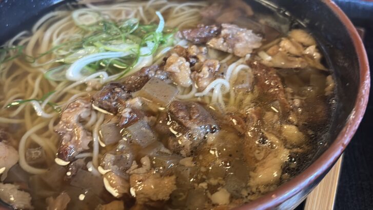 播州三木一休庵 牛すじそばアップ