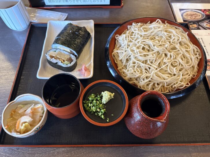 播州三木一休庵 ざるそば特盛の巻き寿司セット